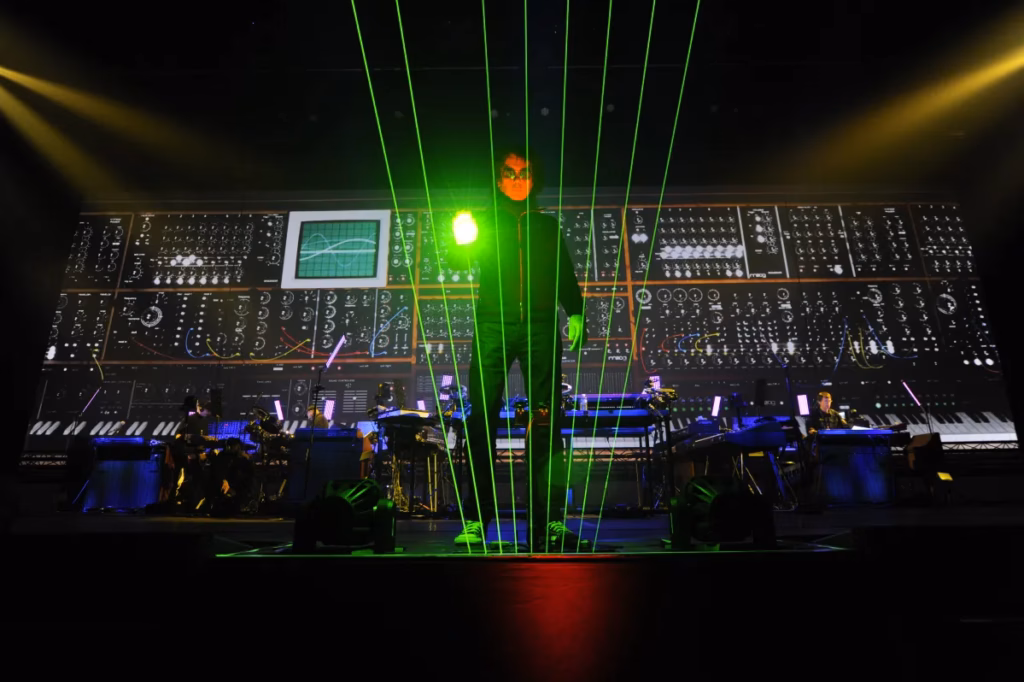 Jean-Michel Jarre interpretando música mediante los haces luminosos de su arpa láser